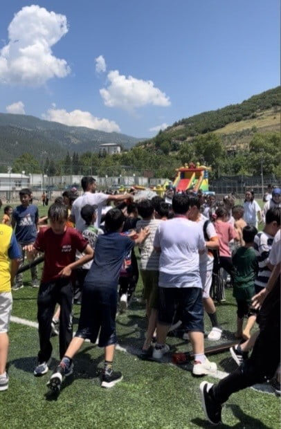 OSMANİYE’DE İTFAİYEDEN ÇOCUKLARA SERİNLETEN SÜRPRİZ