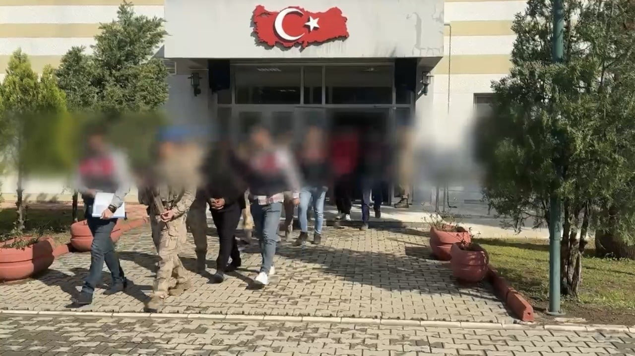 OSMANİYE’DE JANDARMA EKİPLERİNCE TERÖR ÖRGÜTÜ DEAŞ’A YÖNELİK DÜZENLENEN OPERASYONDA 6 SURİYE...