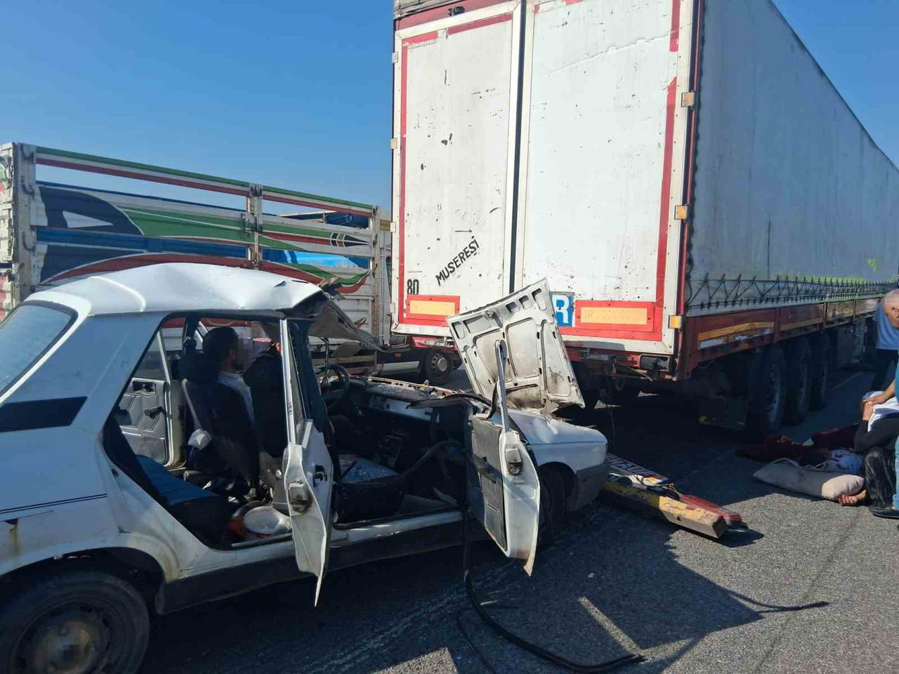 OSMANİYE’DE OTOMOBİL TIRA ÇARPTI: 3’Ü ÇOCUK 5 YARALI
