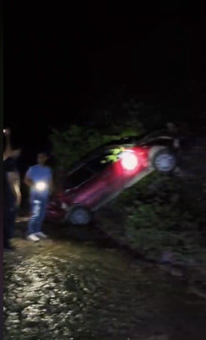 OSMANİYE’DE  OTOMOBİL UÇURUMA YUVARLANDI: 2 YARALI
