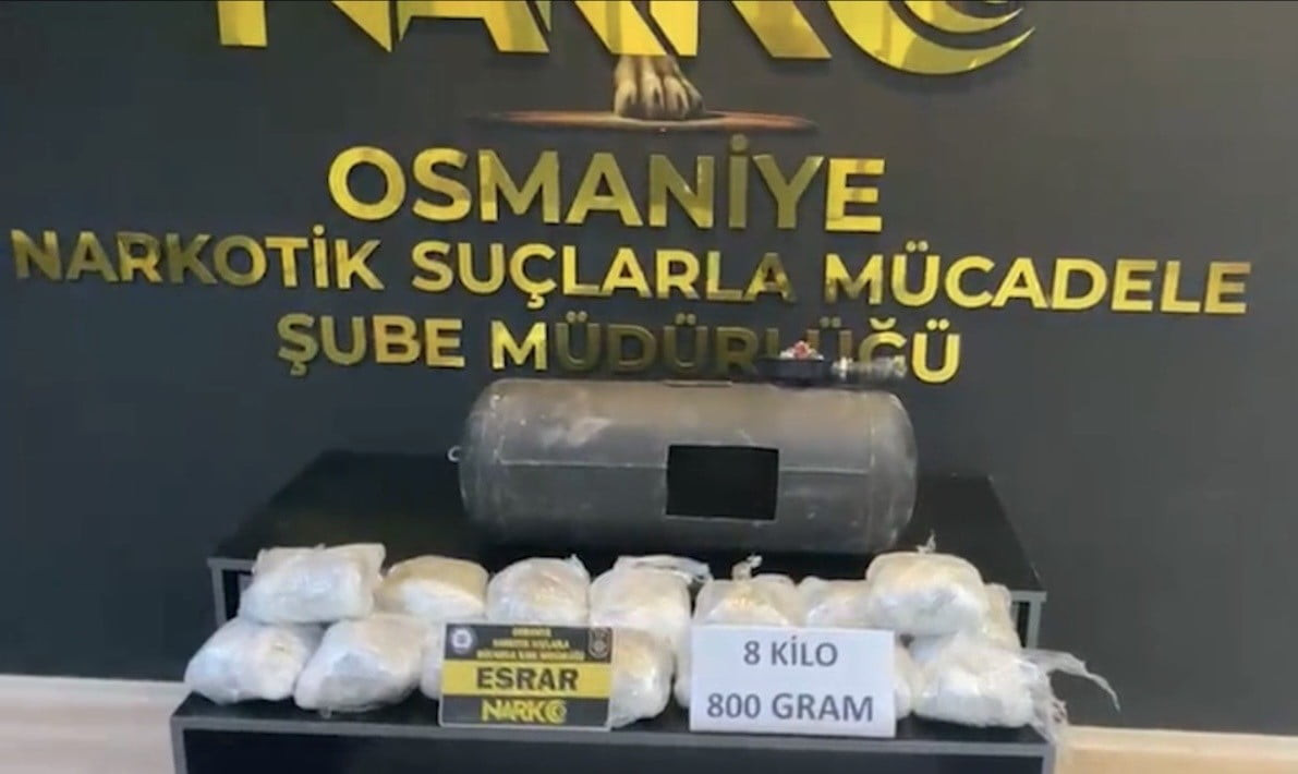 OSMANİYE’DE POLİS EKİPLERİNCE DURDURULAN ÇEKİCİ ÜZERİNDE TAŞINAN BİR OTOMOBİLDE YAPILAN ARAMADA...