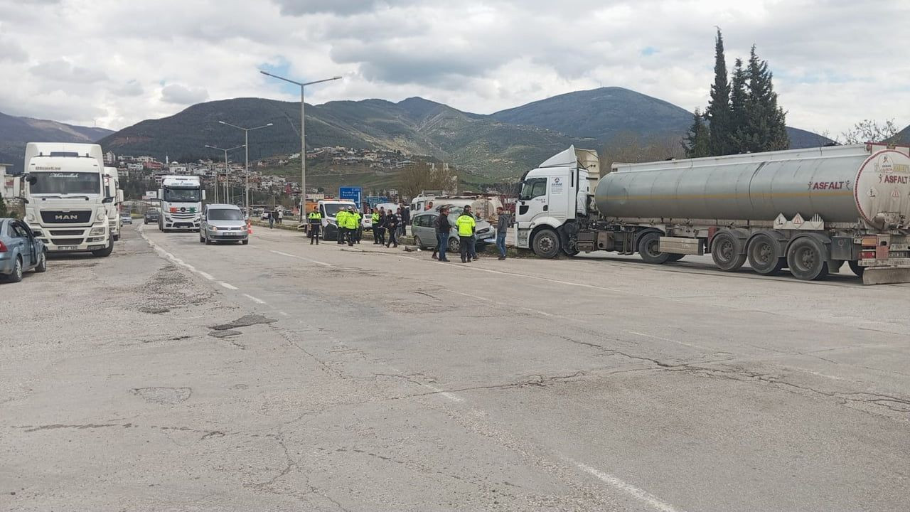 Osmaniye'de Tır ve Hafif Ticari Araç Çarpıştı: 1 Yaralı