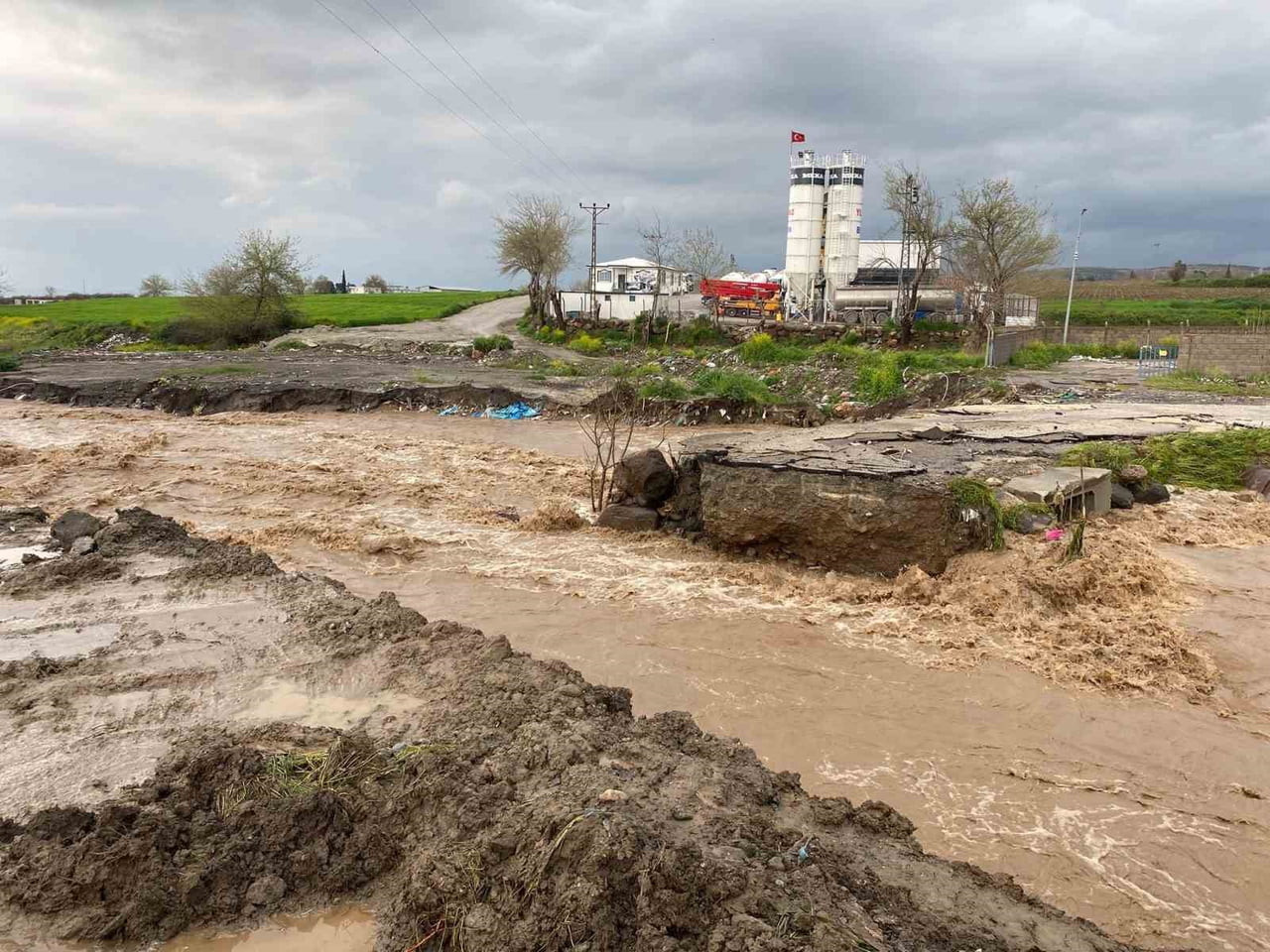 OSMANİYE’DE YAĞIŞ FELAKETİ:YOLLAR KAPANDI, ULAŞIM AKSADI