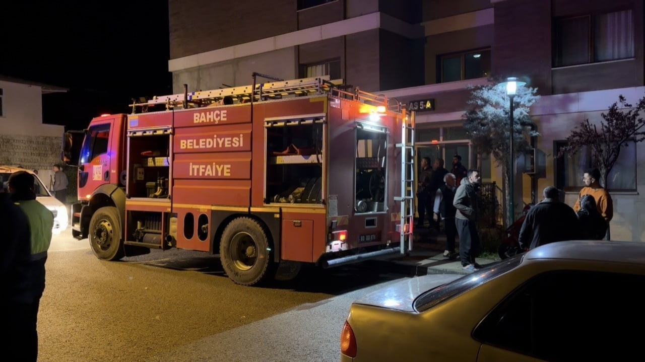 OSMANİYE’NİN BAHÇE İLÇESİNDE BİR APARTMAN DAİRESİNDE ÇIKAN YANGIN, İTFAİYE EKİPLERİNİN...
