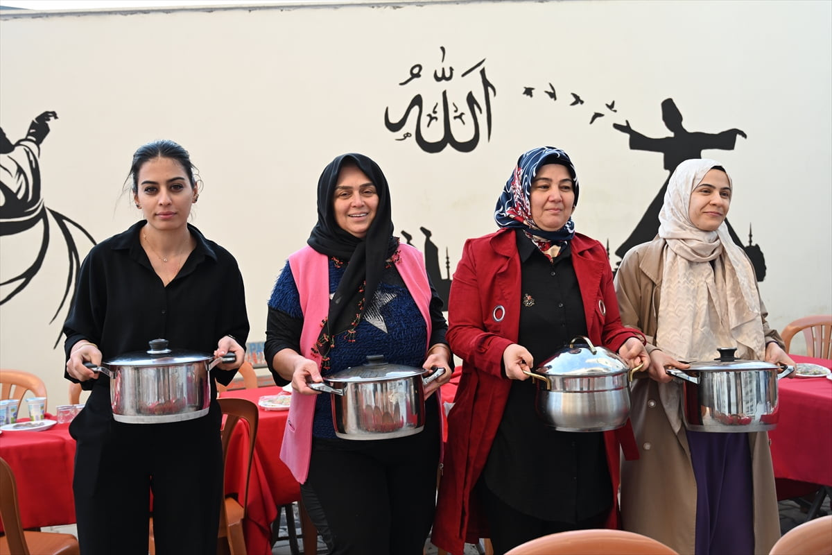 Osmaniye’nin Kadirli ilçesinde ev hanımları, imece usulü hazırladıkları yemeklerle ilçede yurtta...