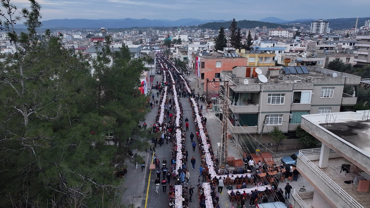 Osmaniye’nin Kadirli ilçesinde geleneksel hale gelen sokak iftarında yaklaşık 15 bin kişi aynı...