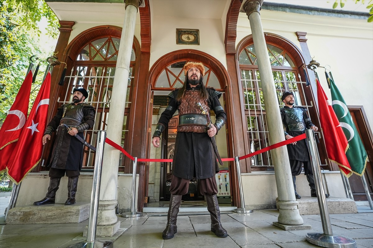 Osmanlı Devletinin kurucusu Osman Gazi'nin türbesinde jandarma personelinin alp kıyafetleri, kılıç...