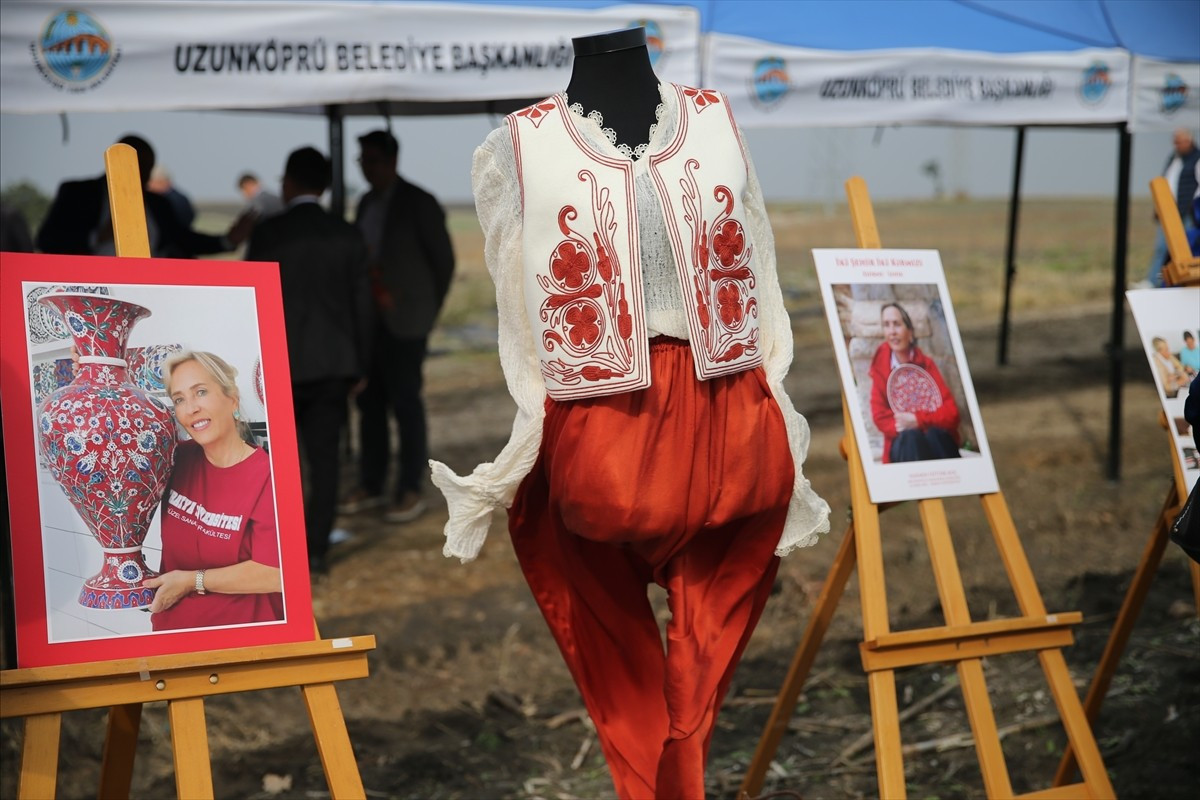 Osmanlı döneminde casusluk olaylarına konu olduğu için "efsane renk" olarak da bilinen "Edirne...