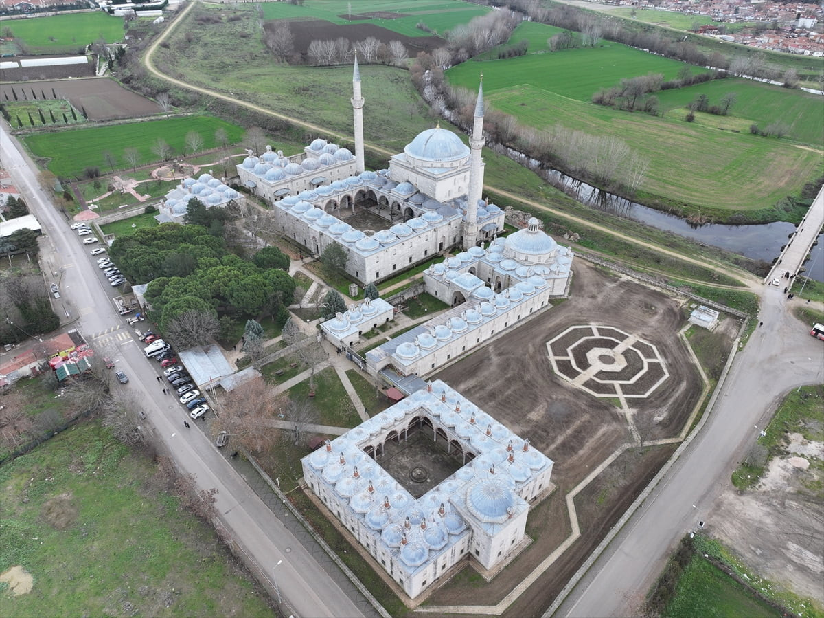 Osmanlı dönemindeki tıp eğitimi ve tedavi yöntemlerinin anlatıldığı Sultan II. Bayezid Külliyesi...