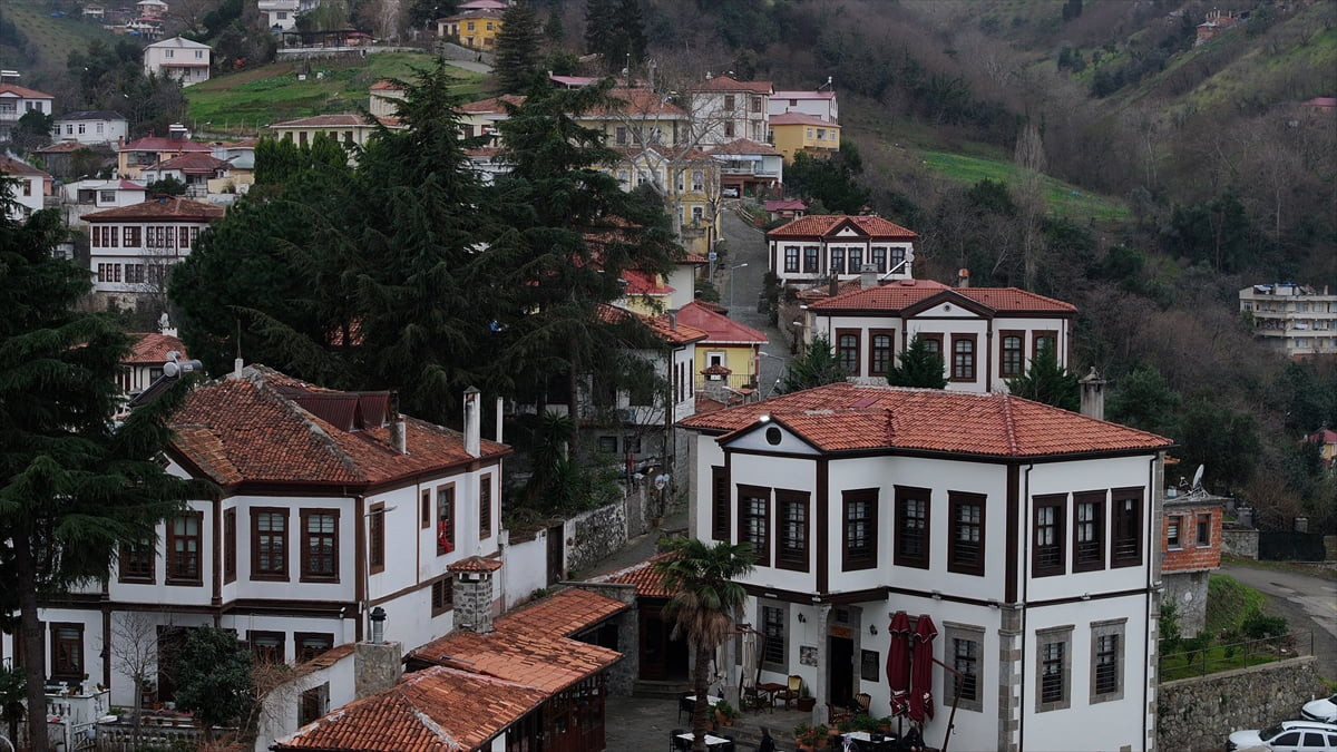 Osmanlı döneminden bugüne ulaşan mimari dokusuyla dikkati çeken Trabzon'un Akçaabat ilçesindeki...