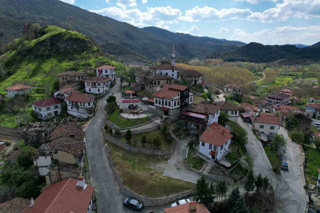 OSMANLI DÖNEMİNDEN GÜNÜMÜZE TAŞINAN GELENEKSEL MİMARİ YAPISIYLA SAKARYA'NIN TARAKLI İLÇESİ, HEM...