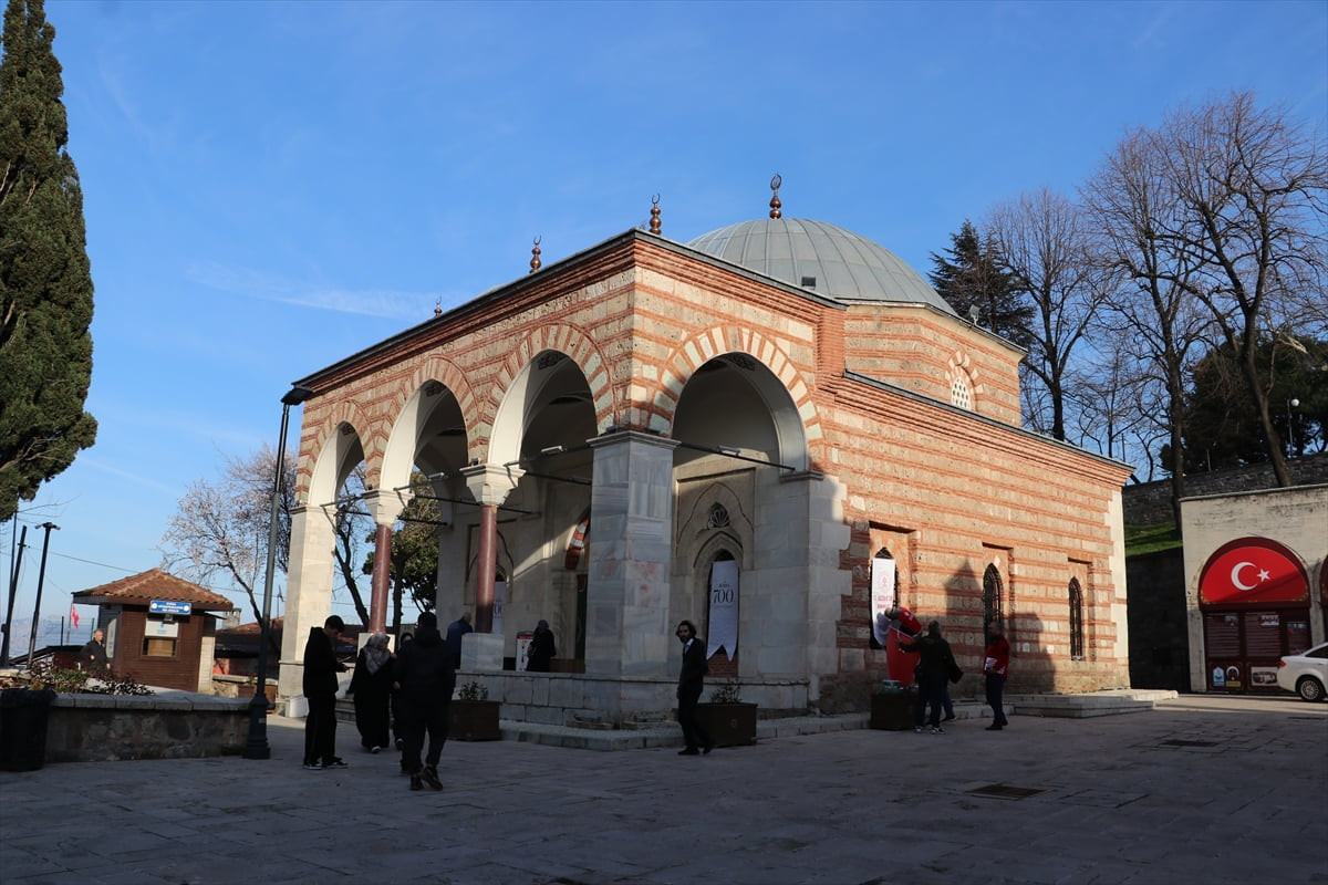 Osmanlı padişahı Yıldırım Bayezid vefatının 623'üncü yılında Bursa'daki türbesi başında...