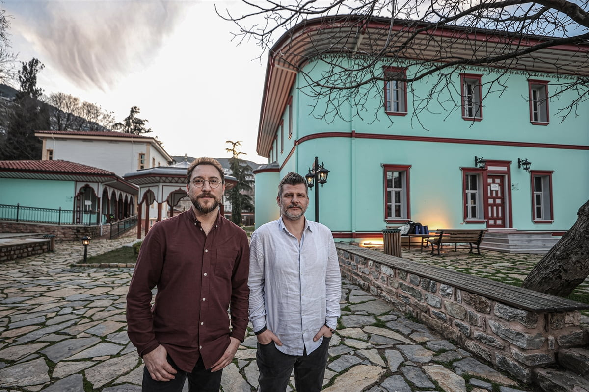 Osmanlı payitahtı Bursa'da, kent belleği oluşturmak için yola çıkan iki arkadaş Samet Altıntaş...