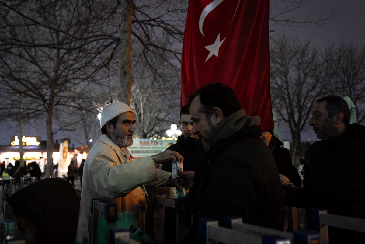 Osmanlı'dan bugüne taşınan "kandillerde süt ikramı" geleneği, Hacı Bayram-ı Veli Camisi'nde...