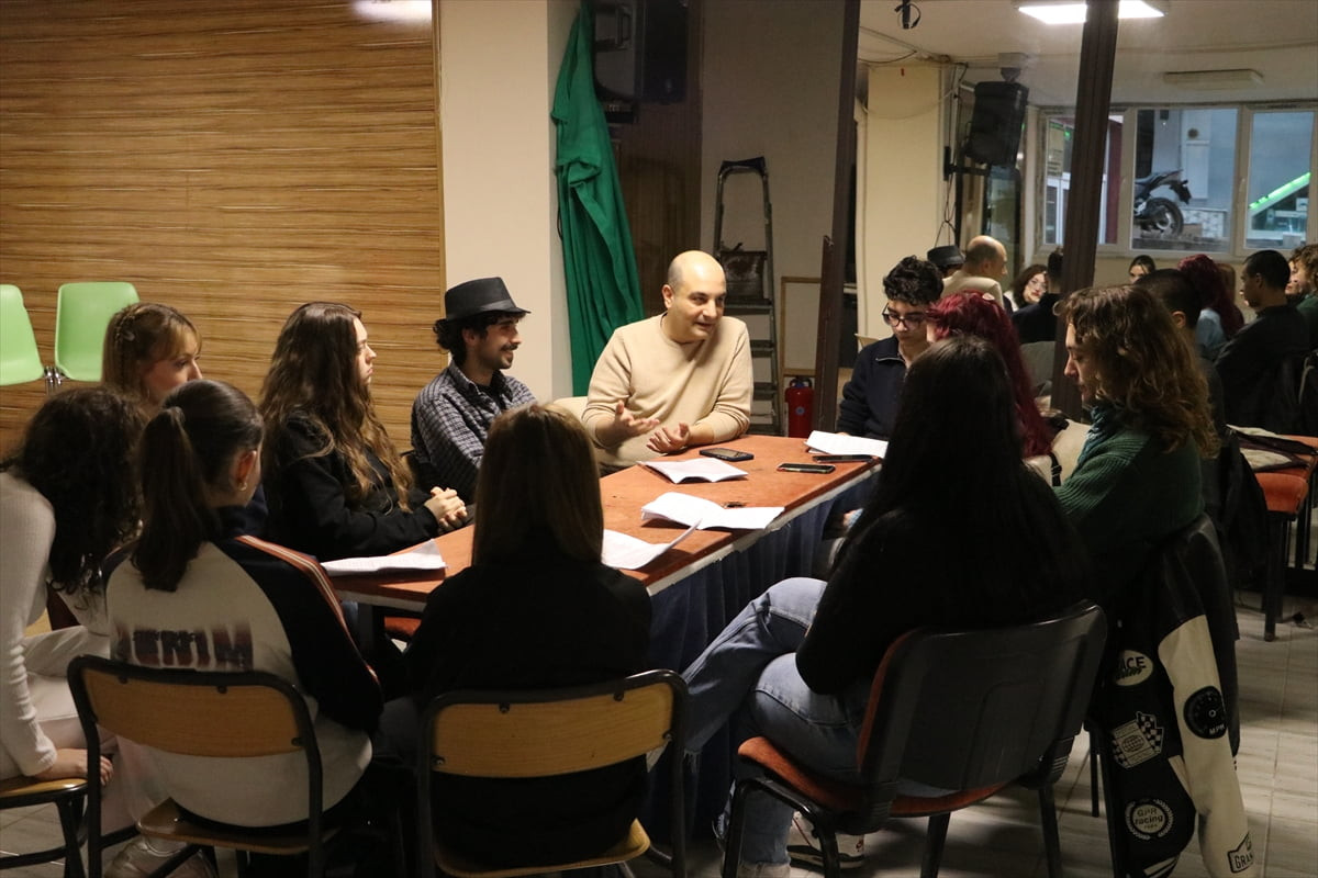 Otizmli 21 yaşındaki Uğur Bahadır, çocukluğunda başladığı tiyatro yolculuğunu eğitimlerle...