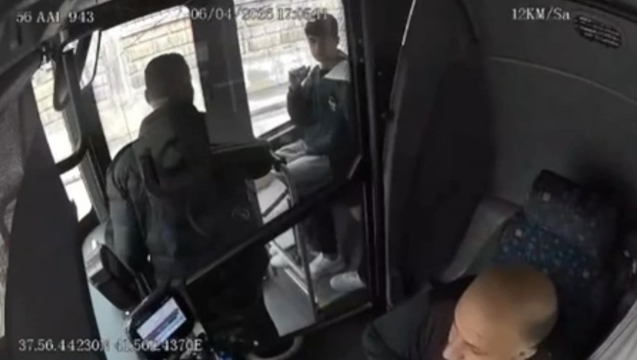 OTOBÜS ŞOFÖRÜ GÜZERGAHI DEĞİŞTİRDİ, YOLCUYU HASTANEYE ULAŞTIRDI