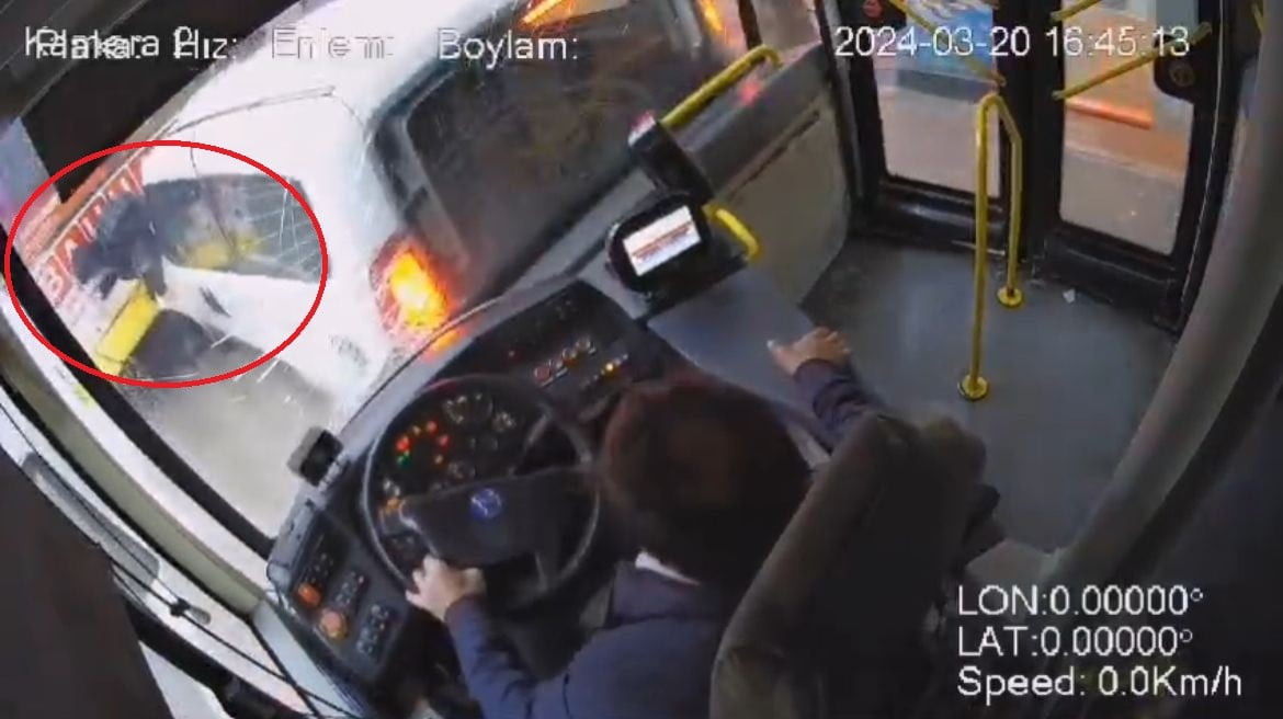 OTOBÜS ŞOFÖRÜ UYKUYA DALDI, ÖNÜNDEKİ ARACA ÇARPTI LİSE ÖĞRENCİSİ İKİ ARACIN ARASINDA BÖYLE...