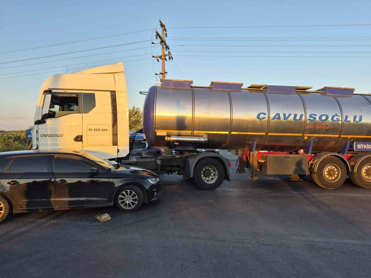 OTOGAR KAVŞAĞI’NDA TIR İLE OTOMOBİLİN ÇARPIŞMASI SONUCU MEYDANA GELEN TRAFİK KAZASINDA 6 KİŞİ...
