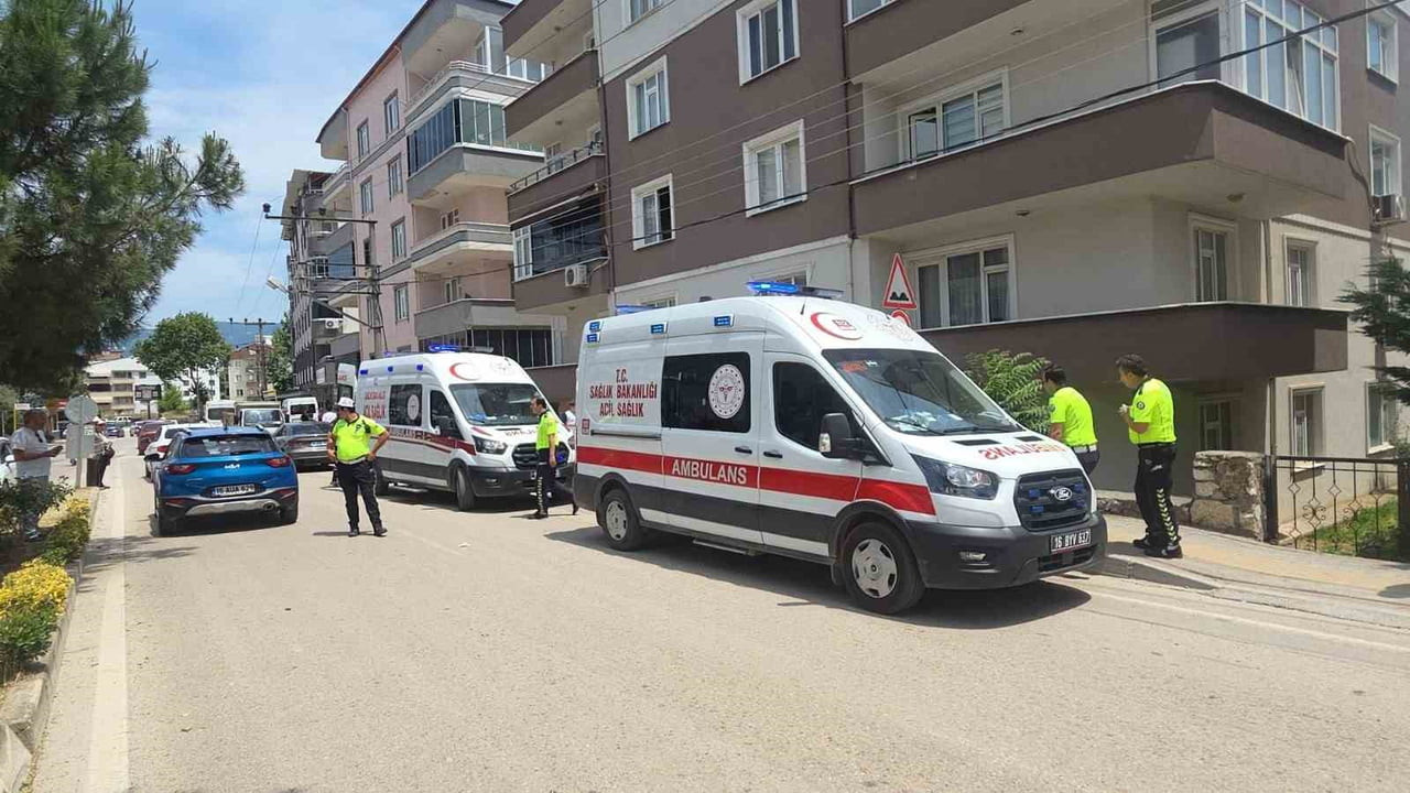OTOMOBİL APARTMAN BAHÇESİNE UÇTU FACİADAN DÖNÜLDÜ