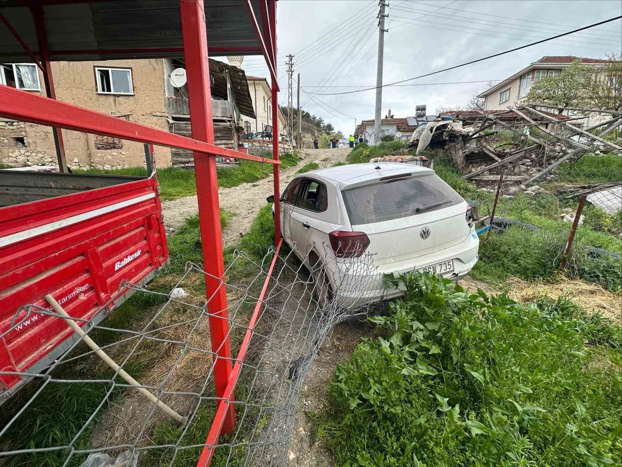 OTOMOBİL ARAÇLAR İÇİN YAPILAN PARK ALANININ KORKULUKLARINA ÇARPARAK DURABİLDİ.
