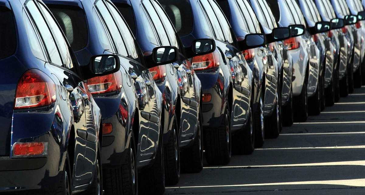Otomobil fiyatlarına büyük zam