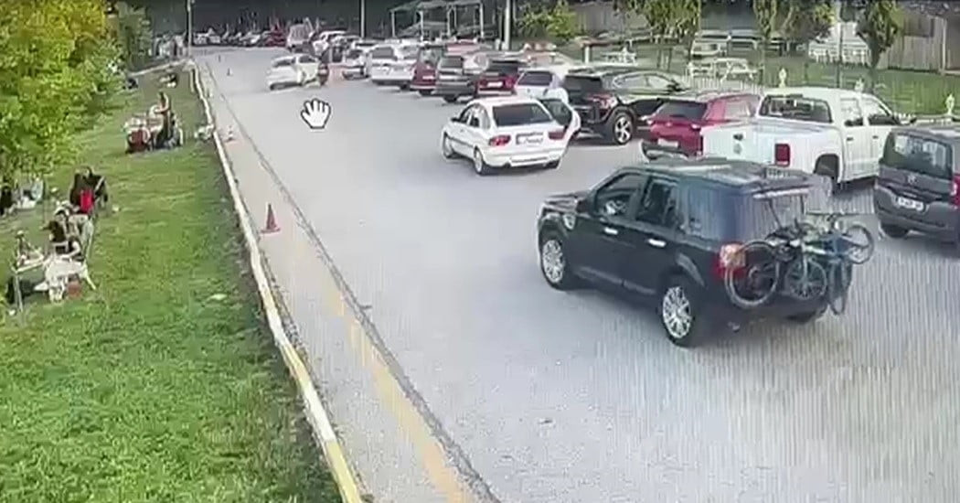 OTOMOBİL İLE MOTOSİKLET ÇARPIŞTI: ŞANS ESERİ YARALANAN OLMADI