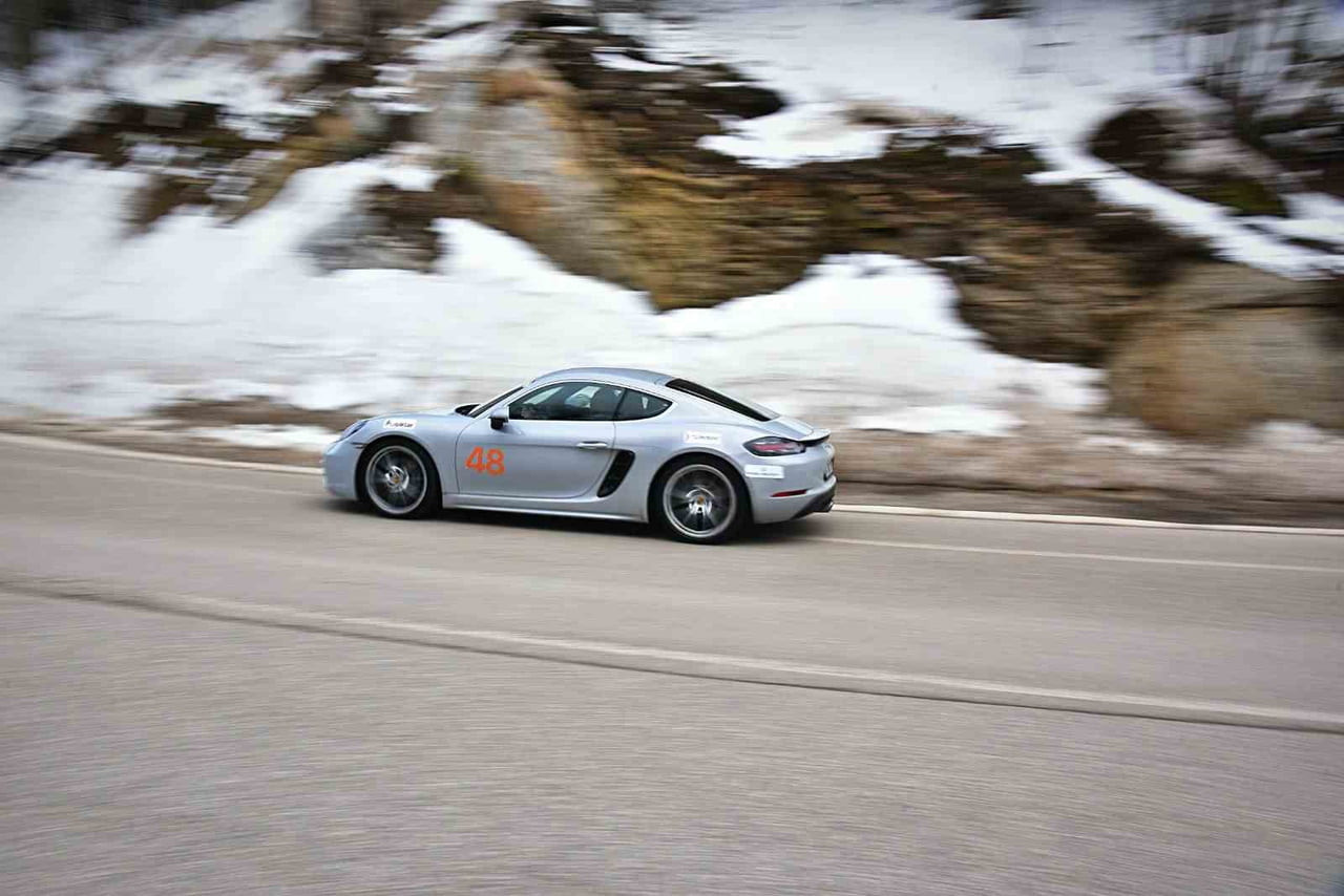 OTOMOBİL MERAKLILARI SEZON KAPANMADAN ULUDAĞ'DA BULUŞTU. KARDA SÜRÜŞ DENEYİMİ YAŞAYAN KULÜP...