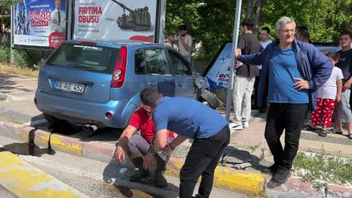 Otomobil önce kaldırıma sonra reklam tabelasına çarptı: 2 yaralı