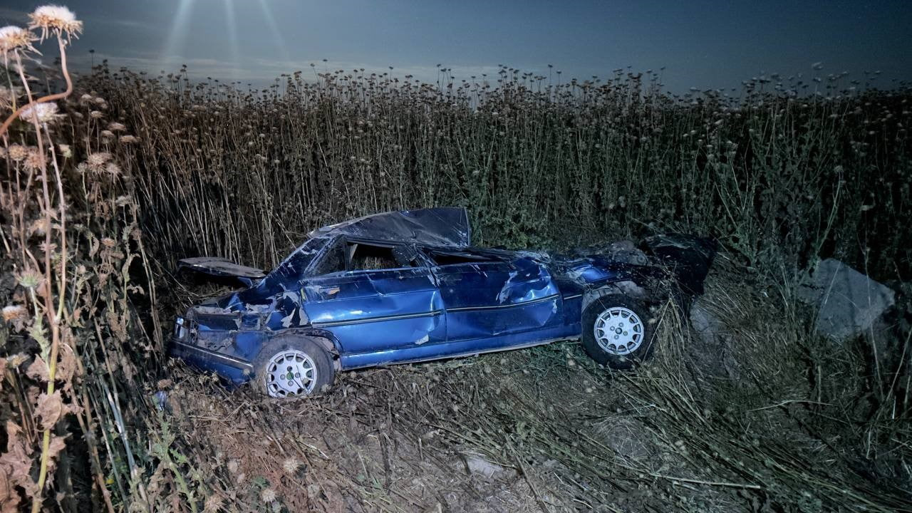 OTOMOBİL ŞARAMPOLE DEVRİLDİ