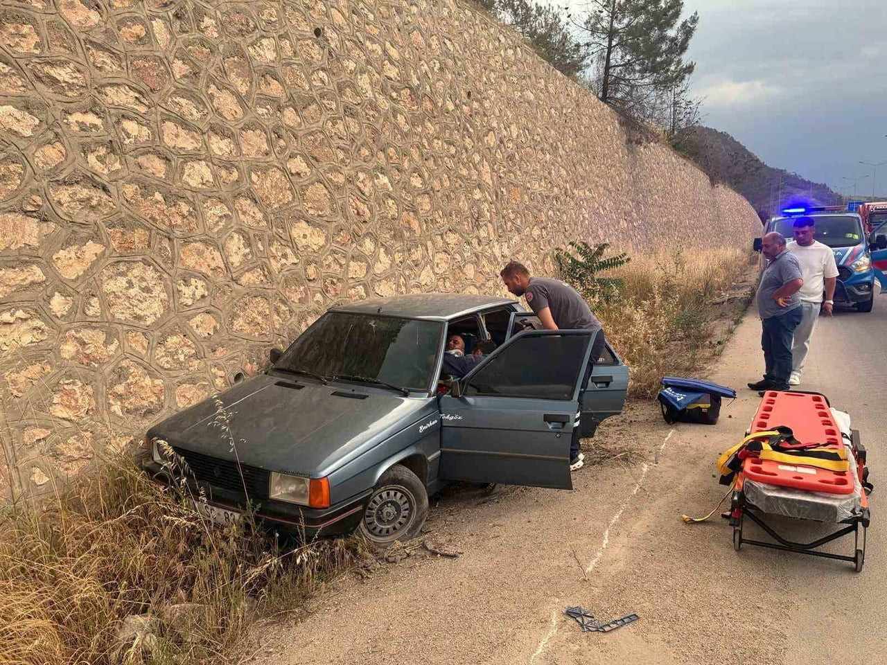 OTOMOBİL ŞARAMPOLE UÇTU: 1 YARALI