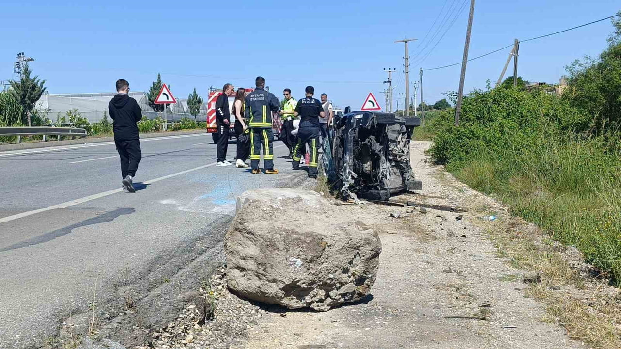 OTOMOBİL, SÜRÜCÜSÜNÜN DİREKSİYON HAKİMİYETİNİ KAYBETMESİ SONUCU ŞARAMPOLE İNİP BETON BLOĞA...
