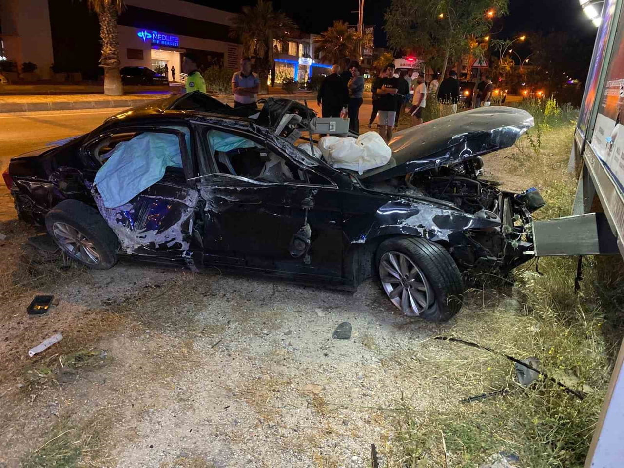 OTOMOBİL TAKLALAR ATARAK DURABİLDİ İÇERİSİNDE BULUNAN ÜÇ KİŞİ YARALANDI O ANLAR GÜVENLİK...