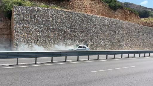 Otomobili alev alev yanan vatandaş, "Cana geleceğine mala gelsin" diyerek kendini teselli etti