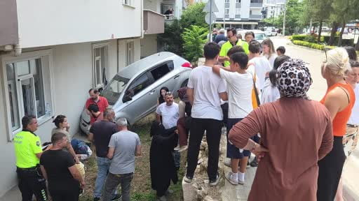 Otomobilin apartman bahçesine uçtuğu kazada faciadan dönüldü