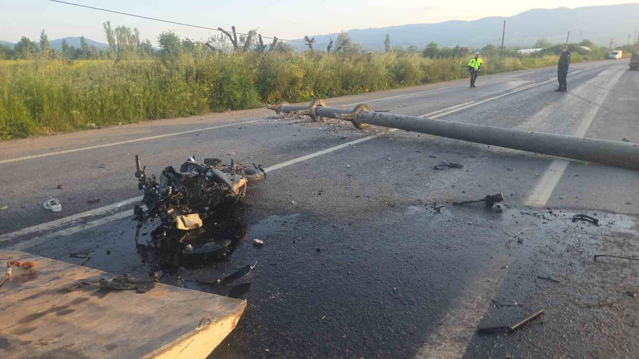 OTOMOBİLİN DEVİRDİĞİ ELEKTRİK DİREĞİNE MOTOSİKLET ÇARPTI: 4 YARALI