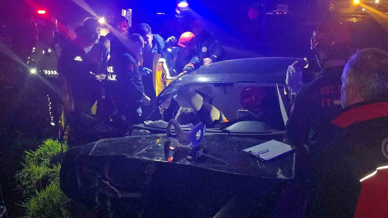 OTOMOBİLİN VİRAJI ALAMAYARAK BETON PANELE ÇARPMASI SONUCU 3 KİŞİ YARALANDI.