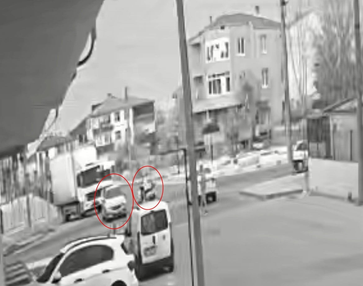 OTOMOBİLLE ÇARPIŞARAK, MOTOSİKLETTEN FIRLADI: YÜREKLERİ AĞZA GETİREN KAZA KAMERADA