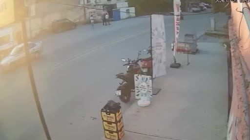 Otomobille, motorun çarpışma anı kameraya yansıdı