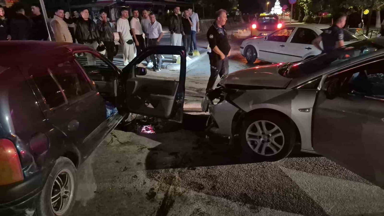 OTOMOBİLLER ÇARPIŞTI