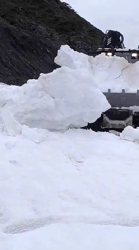 OVACIK İLÇESİNİN YÜKSEK KESİMLERİNDE KARLA MÜCADELE SÜRÜYOR.