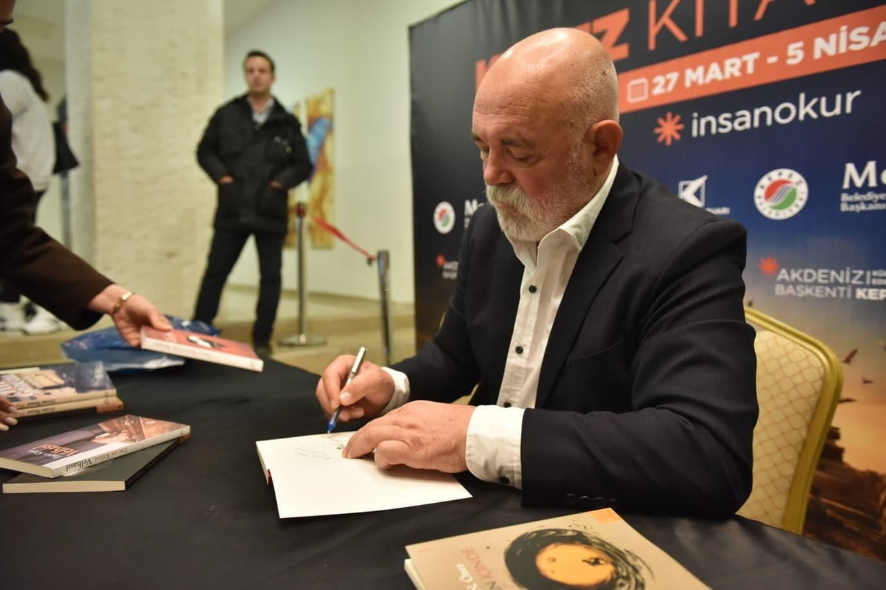 OYUNCU SENARİST VE YAZAR ERCAN KESAL, KEPEZ KİTAP FUARI’NDA GERÇEKLEŞTİRİLEN SÖYLEŞİDE HEM...