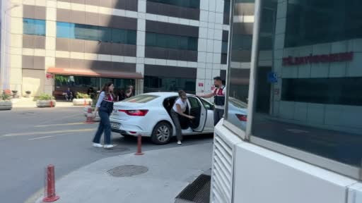 Oyuncu Serenay Sarıkaya sağlık kontrolünden geçirildi