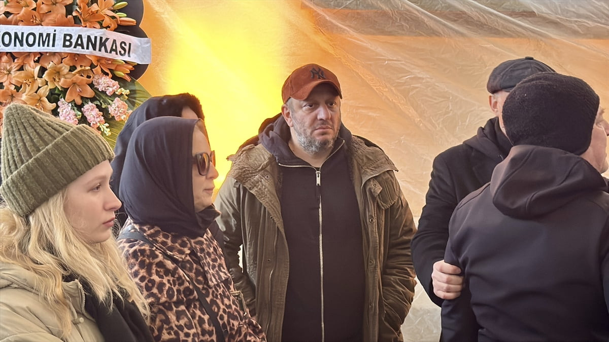 Oyuncu Serkan Keskin'in (ortada) 85 yaşında yaşamını yitiren babası Vehbi Keskin, Kocaeli'nin...