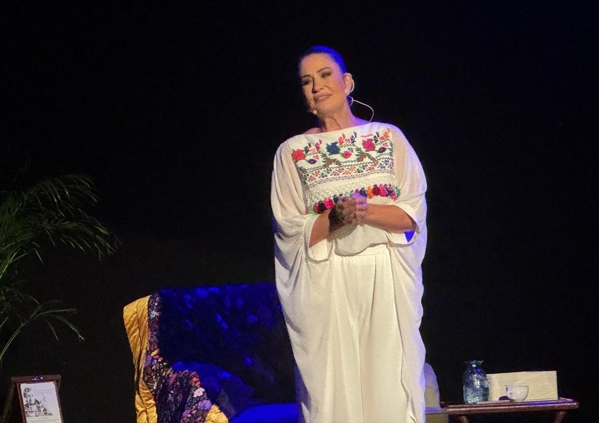 Oyuncu, sunucu, gazeteci ve yazar İclal Aydın, "Ama Değil, Rağmen" gösterisine ilişkin AA...