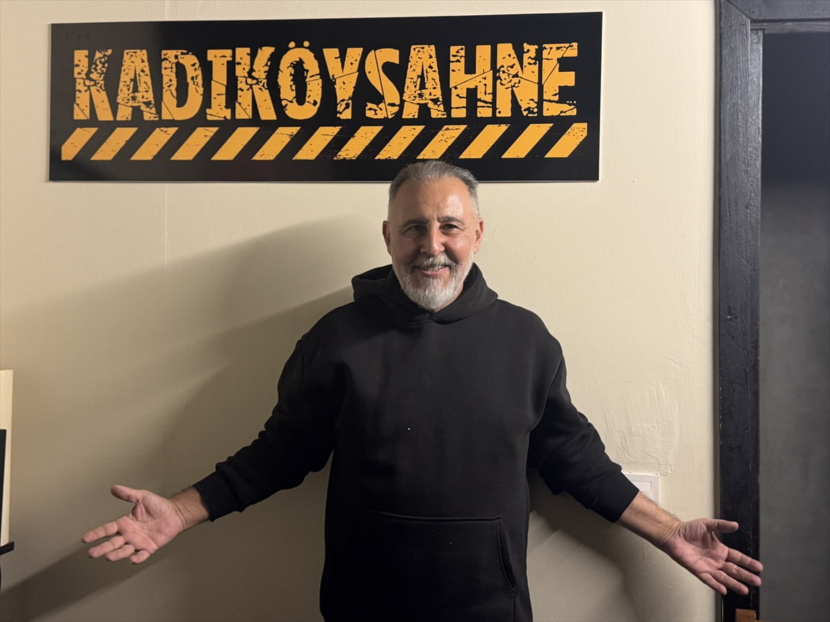 Oyuncu ve tiyatro yönetmeni Kemal Başar uzun yıllardır yaptığı "Indie rock" tarzındaki müzik...