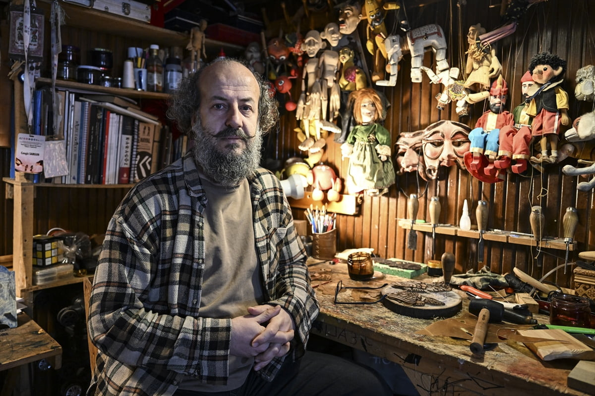 Oyunculuk yaparken merakı üzerine başladığı kukla gösterilerine 25 yıldır devam eden Cengiz...