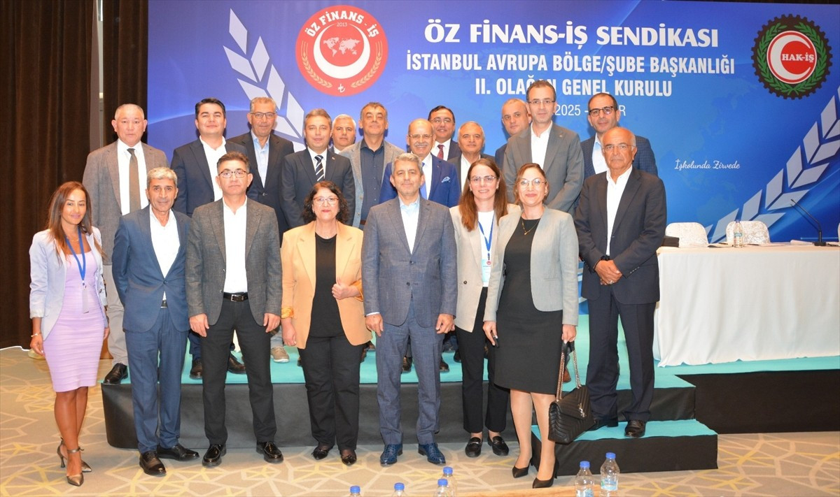 Öz Finans İş Sendikası İstanbul Avrupa Bölge Başkanı Mümin Evren (arka sol 4), 2. Olağan Genel...