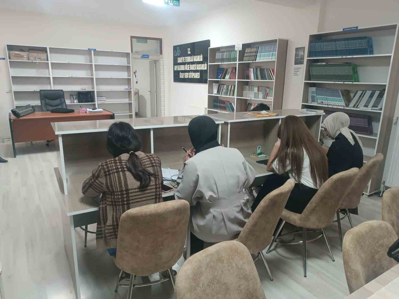 ÖZALP’TE DİYANET ETÜT MERKEZİ VE KÜTÜPHANE YOĞUN İLGİ GÖRÜYOR
