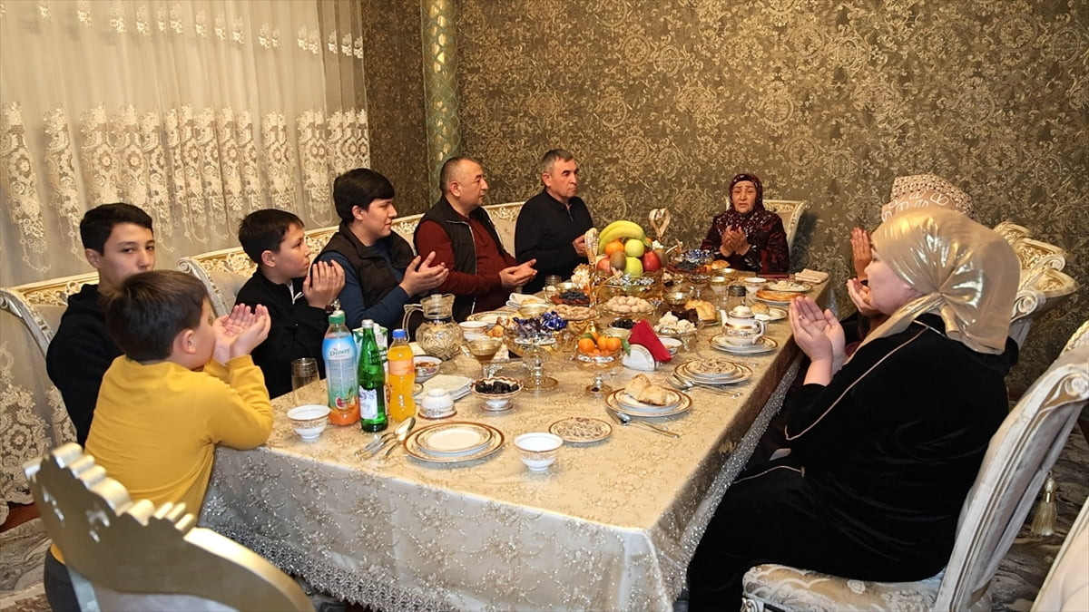 Özbekistan’da aileler, ramazan ayında "ağız açar" olarak bilinen iftar geleneğini yüzyıllardır...