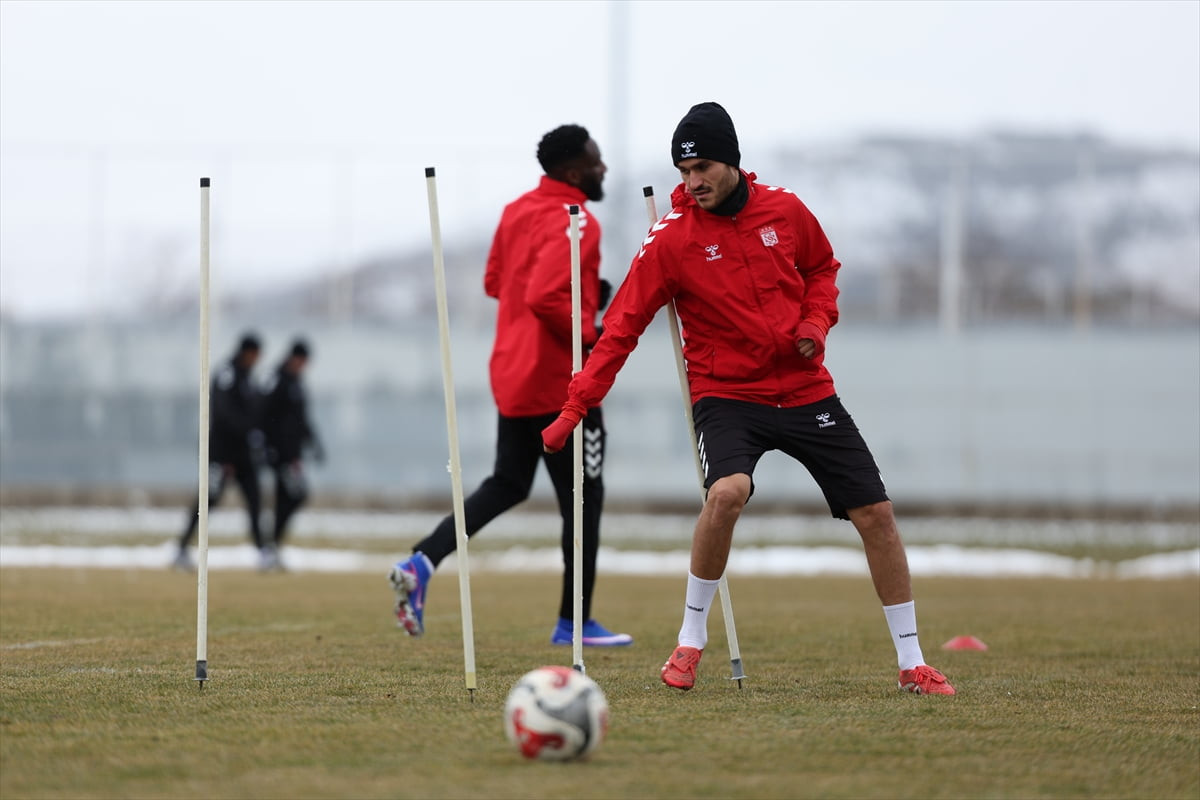 Özbelsan Sivasspor, Trendyol 1. Lig'in 28. haftasında deplasmanda Serikspor ile karşılaşacağı...
